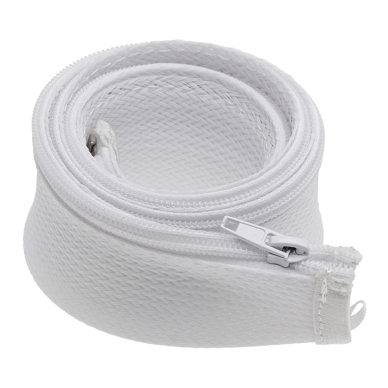 Kabelstyring med sort kabelstrømpe bag skrivebord